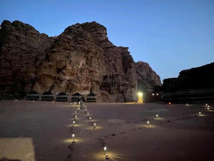 Bed and Breakfast Moon City Camp Wadi Rum Exterior foto