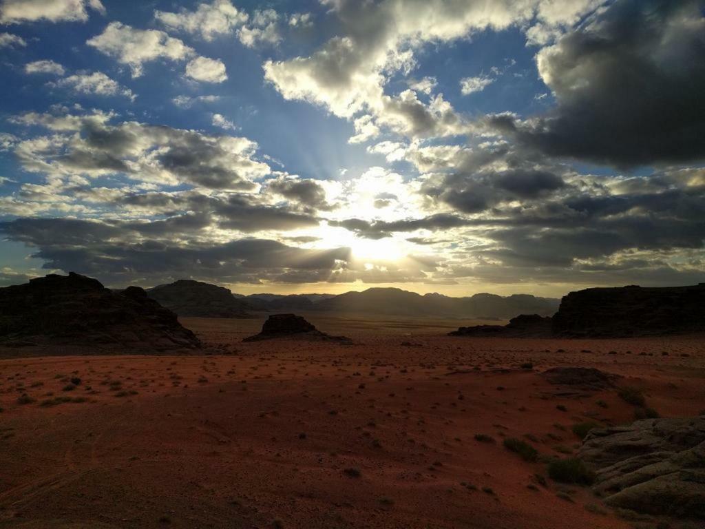 Bed and Breakfast Moon City Camp Wadi Rum Exterior foto